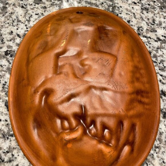 Vintage Alaska clay plate for hanging. EUC. - Picture 2 of 4